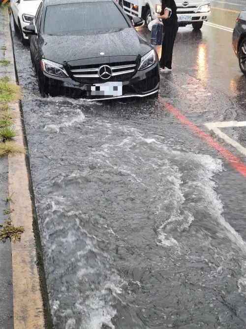▲台中市崇德路昨天道路淹水，一部賓士車泡在水裡拋錨。（圖／台中市議員陳俞融提供，2025.07.06）