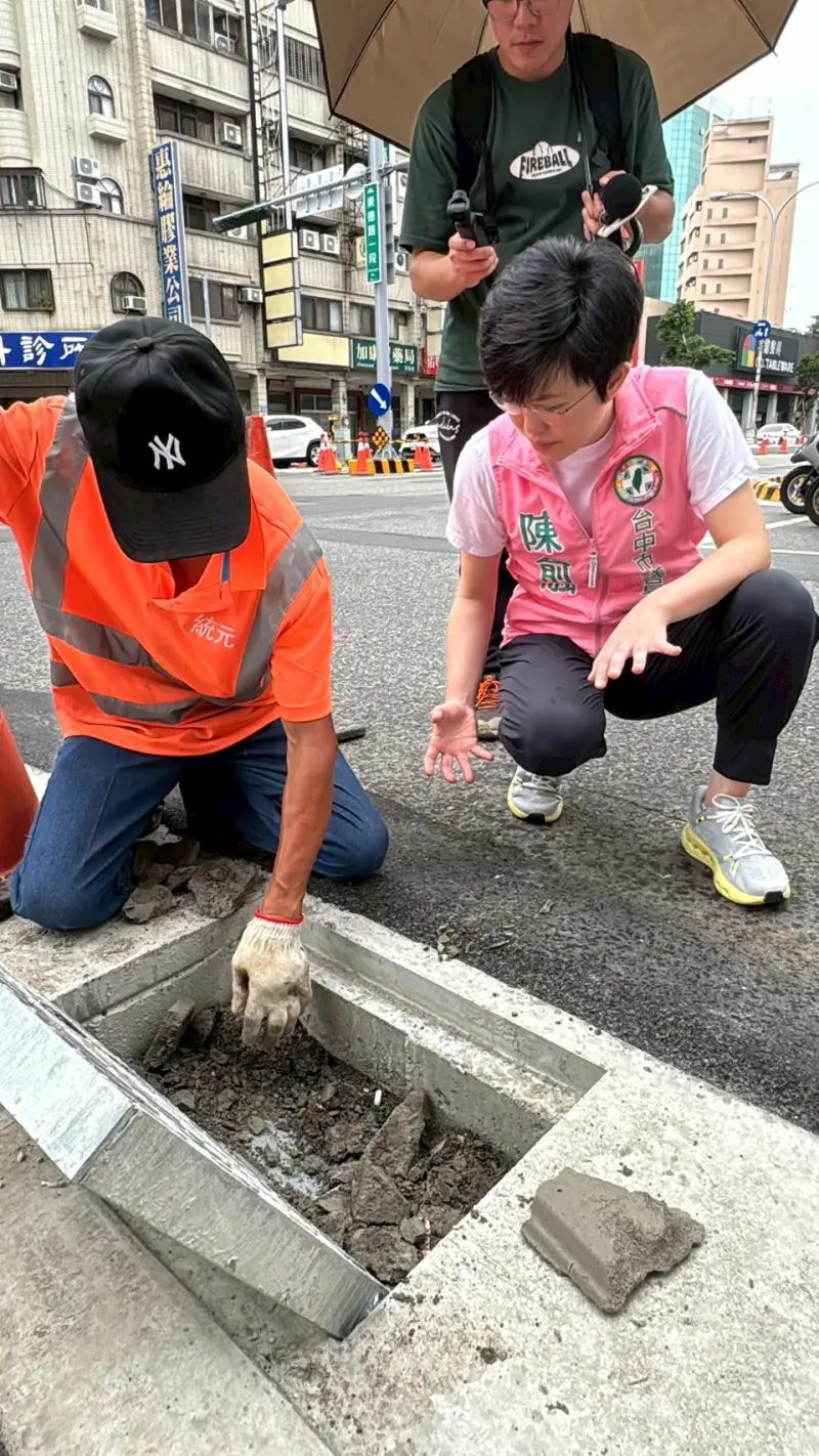 ▲台中市議員陳俞融指崇德路口發生淹水,主因為水溝的塑膠板未移除,導致「有蓋無溝」。(圖/台中市議員陳俞融提供,2025.07.06)