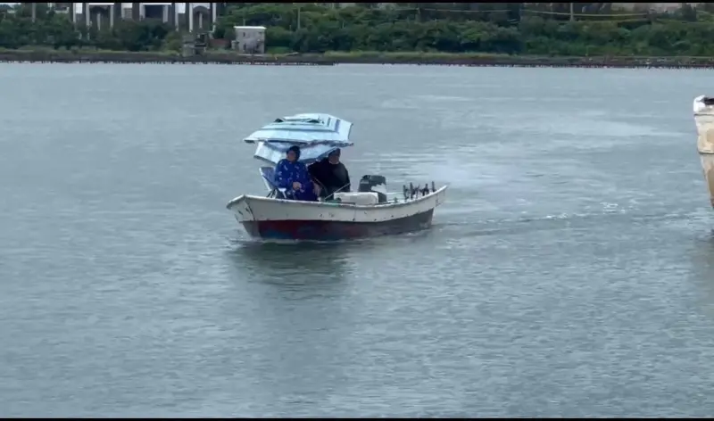 ▲2名民眾在中颱丹娜絲來襲期間，跑到達興漁港搭乘船型浮具在港區，疑似從事垂釣，被海巡人員立即戒護上岸。（圖／海巡署提供）