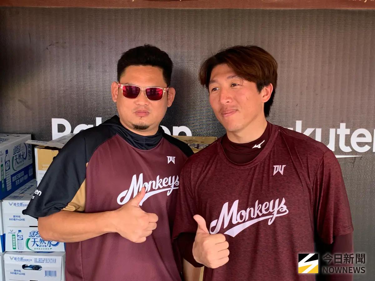 ▲樂天桃猿外野手成晉（右），8年前因沈鈺傑（左）的建議，選擇棄投從打。（圖／記者陳柏翰攝）