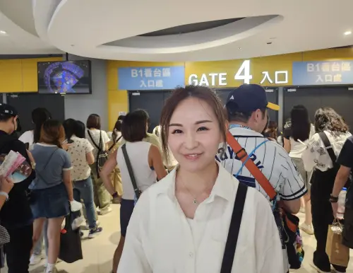 ▲自己一個人從台中上來台北聽五月天演唱會的曹小姐，大概中午搭高鐵出發，那時台中也沒什麼風雨，她已經定好今晚末班高鐵要回台中，明天打算照常上班。（圖／記者吳翊緁攝）