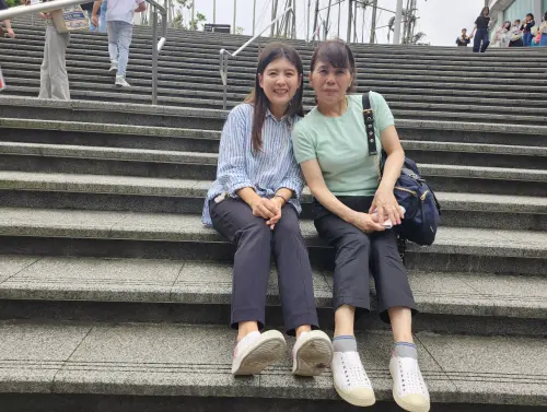 ▲同樣來自台中的黃小姐（左）與家人一起上來台北觀賞五月天的演出，也是上午11點多出發，有看到下一點點小雨，也打算今天晚上坐末班高鐵回台中，但會視風雨的狀況，如果真的無法今晚返回，不排除在台北留一晚。（圖／記者吳翊緁攝）