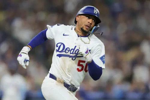 ▲MLB美國職業棒球大聯盟（Major League Baseball）洛杉磯道奇（Los Angeles Dodgers）今（5）日於主場迎戰聖路易紅雀（St. Louis Cardinals）。道奇MVP強打貝茲（Mookie Betts）雖近況不佳，陷入打擊低潮，但在首打席時，全場球迷自發起立鼓掌、高呼「Mookie」，為貝茲打氣。（圖／美聯社／達志影像）