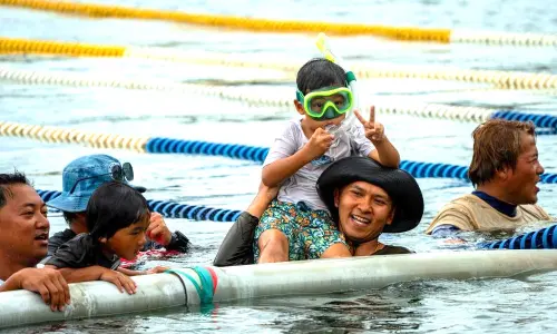 ▲海洋委員會舉辦蘭嶼朗島部落好月盃活動，進行親子雙人游泳競賽的情形。(圖／海洋委員會提供)