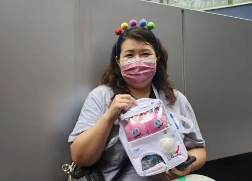 ▲住在花蓮的五月天歌迷Katrina，名字意外和多年前造成美國重大災害的卡崔娜颱風「撞名」，為了來台北看五月天的演出還請假，希望明天能順利坐火車返回花蓮。（圖／記者吳翊緁攝）