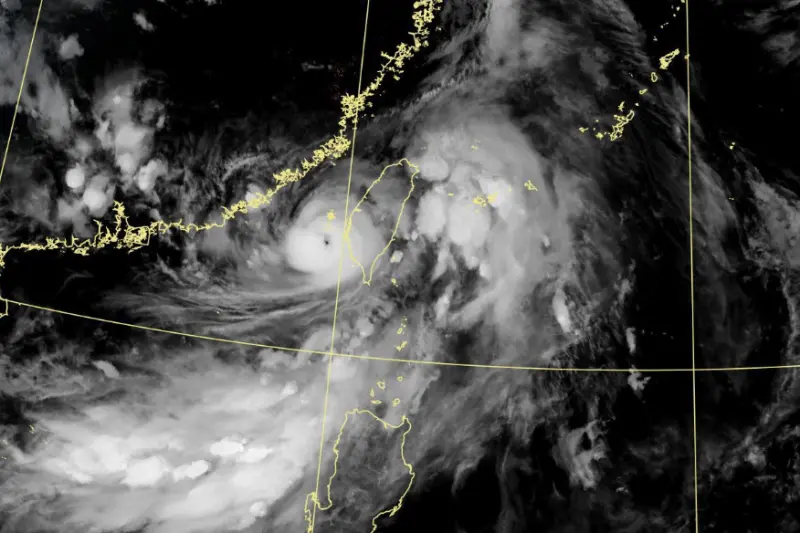 ▲丹娜絲颱風今（6）日19時的中心位置在北緯 22.7 度，東經 119.5 度，即在澎湖的南方約 100 公里處。（圖／中央氣象署）