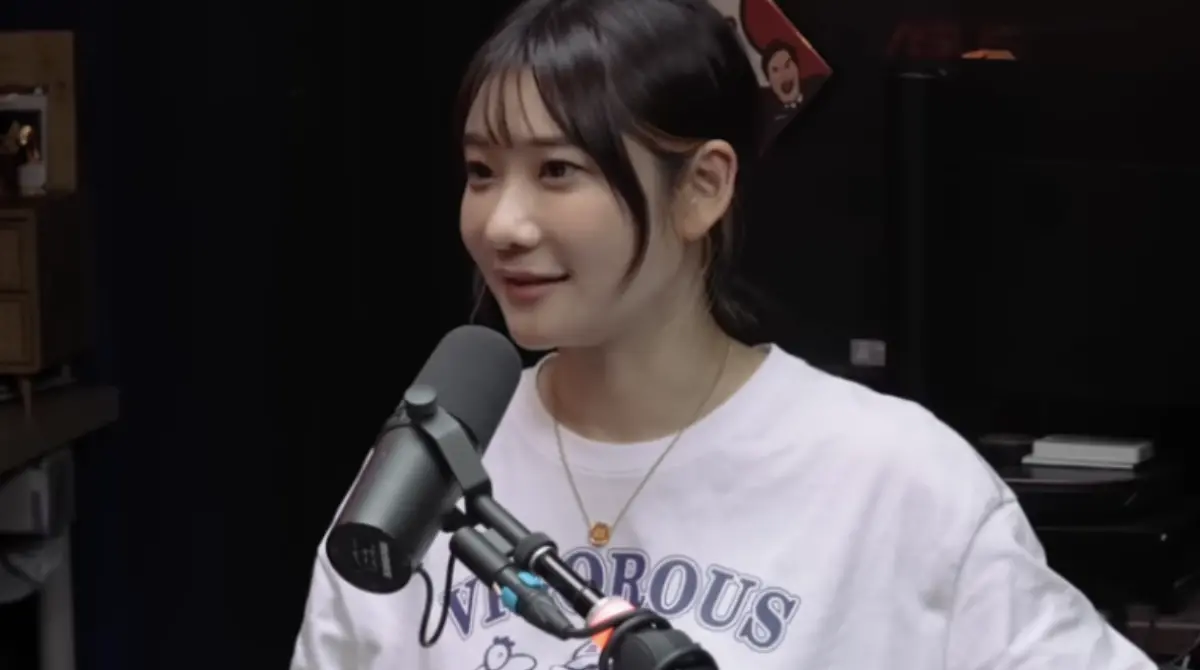 ▲YouTuber愛莉莎莎（如圖）過去曾脫口「萬華毒窟」惹出爭端，如今登上Podcast節目《百靈果News》還原真相，澄清自己對該地區無歧視，卻被外界扭曲成另有所指，讓她感到無奈與委屈，直接回擊酸民：「XXX我也是萬華人！」（圖／翻攝自百靈果News YouTube）