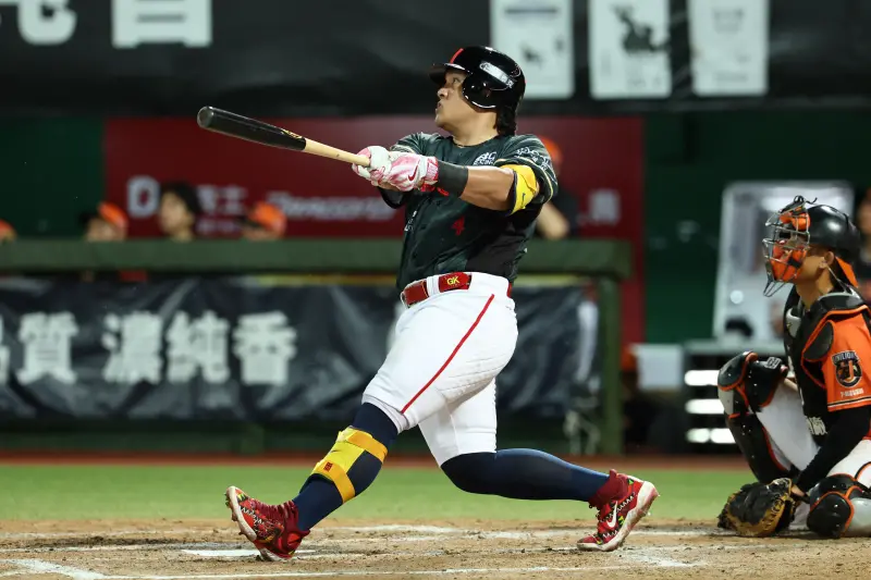 ▲味全龍主砲吉力吉撈．鞏冠大爆發，全場5打數5安打、包含雙響砲內在的4支長打，成為本戰打線最火燙球員。味全龍終場靠著團隊17支安打、4轟，終場16：12擊敗統一獅。（圖／味全龍提供）