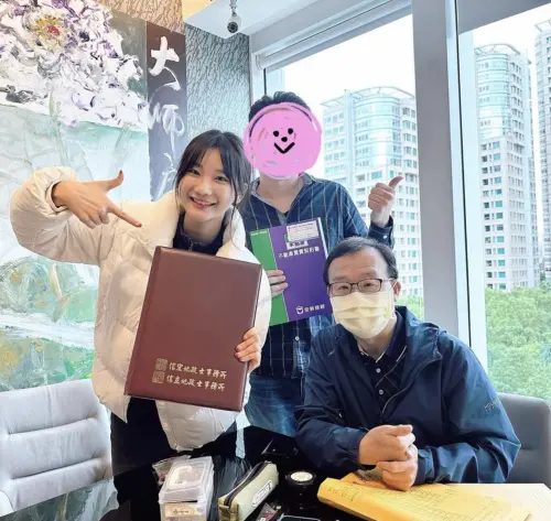 ▲愛莉莎莎(如圖)過去曾發文稱道「萬華毒窟」,引發外界抨擊。(圖/翻攝自愛莉莎莎IG) ▲愛莉莎莎(如圖)過去曾發文稱道「萬華毒窟」,引發外界抨擊。(圖/翻攝自愛莉莎莎IG)