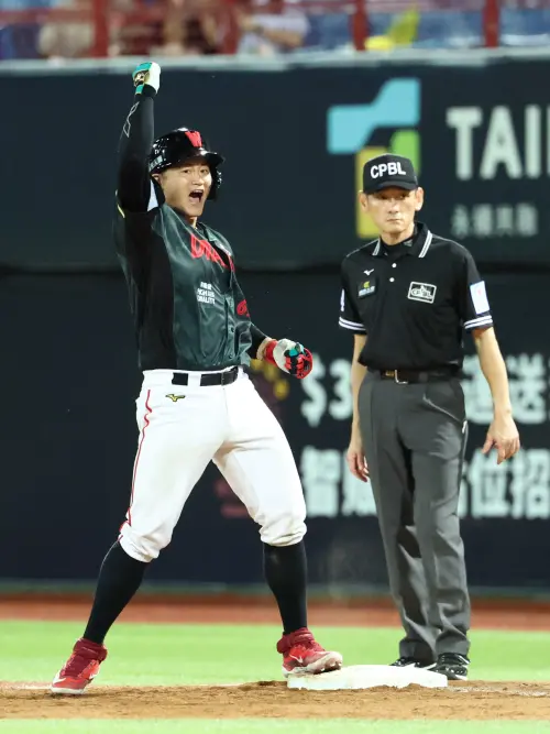 ▲味全龍捕手蔣少宏埋伏在後段棒次，敲出雙響砲，包辦4分打點，成為贏球功臣。（圖／味全龍提供）