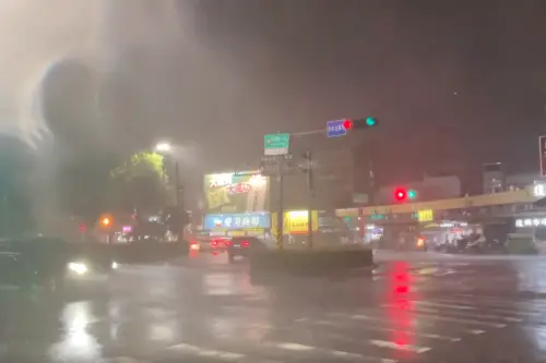 丹娜絲颱風太兇！中南部「14級風雨」畫面曝　家樂福玻璃門被吹破
