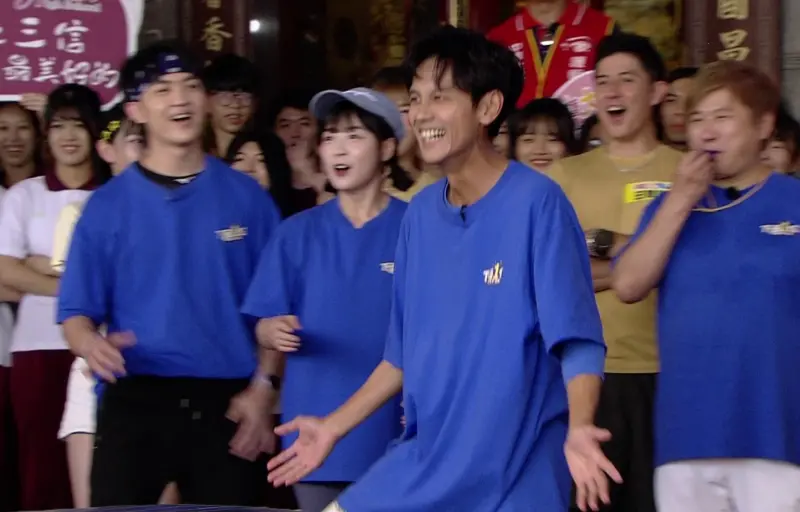 ▲胡瓜（右一）在《綜藝大集合》對參賽的中華藝校同學演藝考驗，被他們浮誇表現弄到火大，身為該校學長的阿翔（右三）出馬解釋學校教授的表演風格，弄得全場大笑。（圖／民視提供）