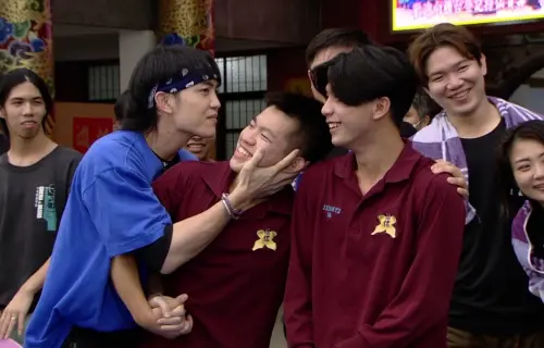 ▲郭忠祐（左二）演情境劇，故意作勢要親男同學，製造笑料。（圖／民視提供）