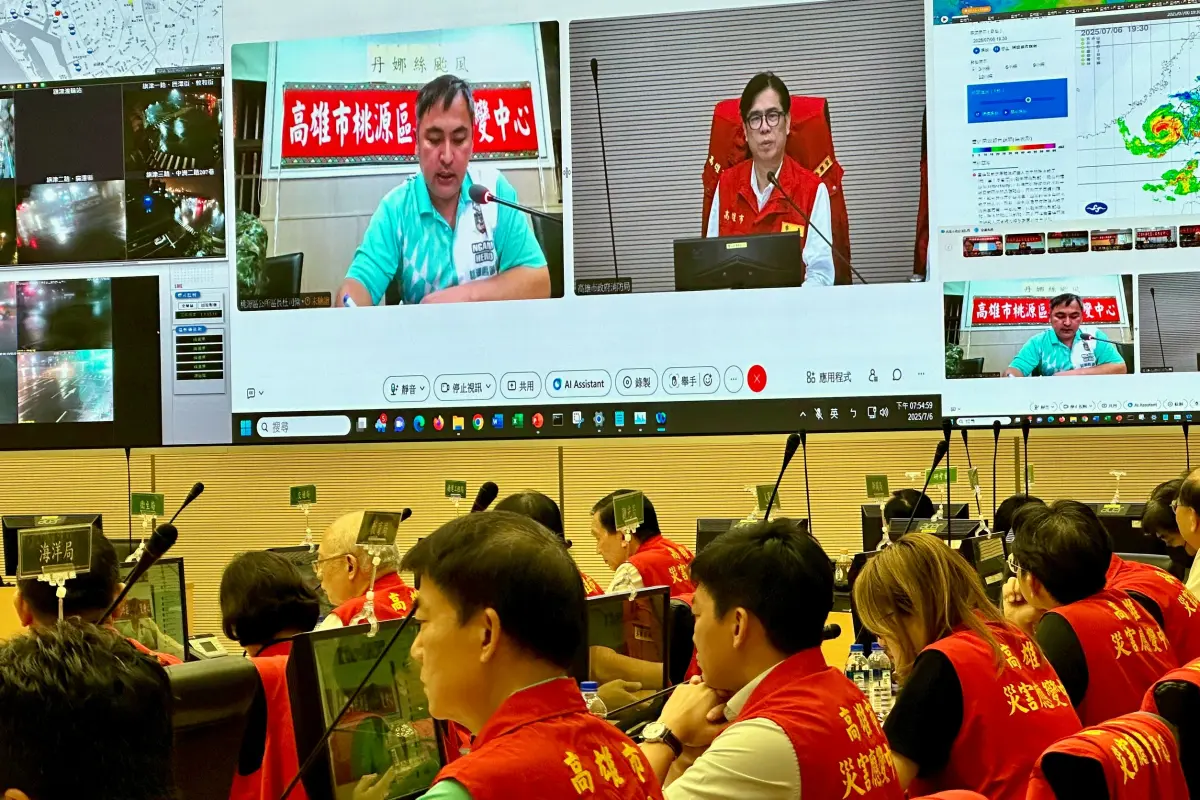 ▲陳其邁晚間主持應變中心第二次工作會議，叮囑晚間風雨轉強留意風勢雨量，也呼籲民眾減少非必要外出，隨時注意颱風動態。（圖／高市府提供）