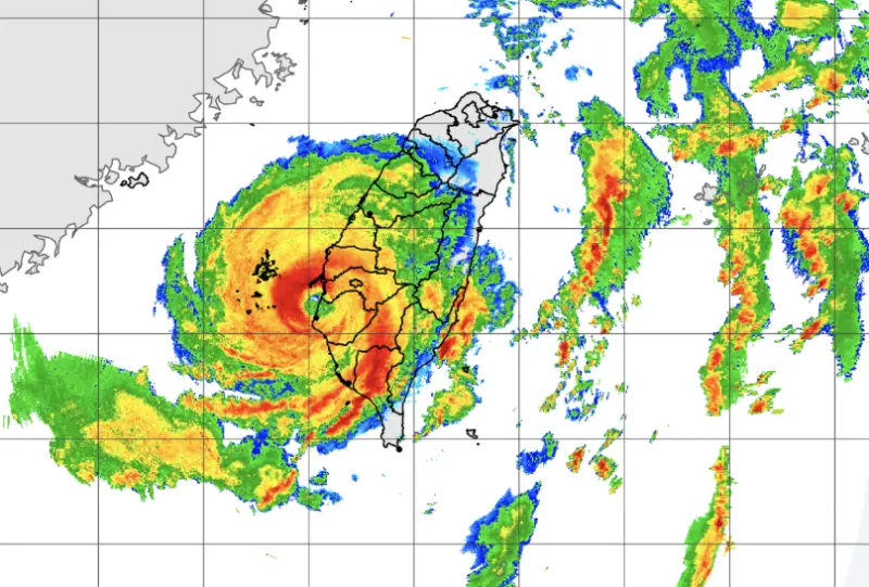 颱風丹娜絲登陸「嘉義布袋」！最新路徑出爐　強風暴雨再灌1天
