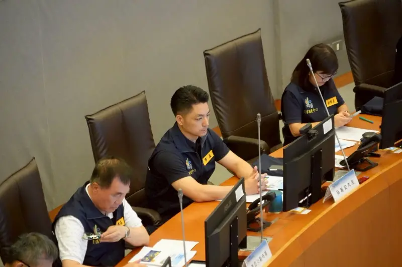 ▲ 台北市長蔣萬安進駐災害應變中心，並在深夜最新的氣象預報後、火速調整堤外停車場政策，「取消」只出不進措施。（圖／攝台北市政府提供）