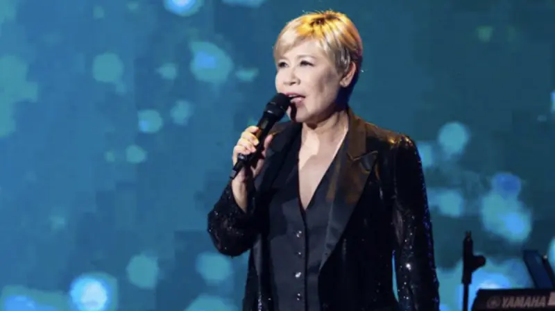 ▲黃小琥（如圖）本月5日於高雄流行音樂中心開唱，唱到〈藍色漸層〉時情緒潰堤淚崩，好友萬芳、周蕙和奧運金牌郭婞淳都坐台下全程觀賞，化身小粉絲為其加油喊聲，一到後台相見歡更是擁抱在一起，深厚情誼實屬可貴。（圖／大大娛樂提供）