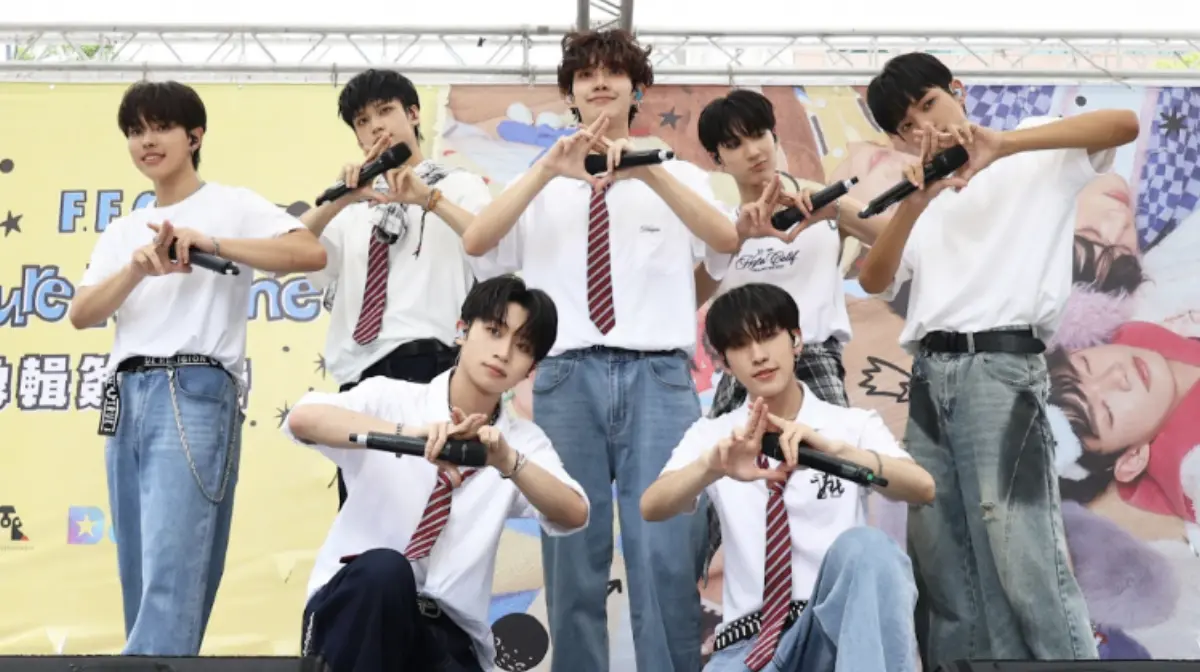 ▲F.F.O（如圖）昨（6）日於台北街頭舉辦簽唱會，發揮「晴男」威力，驅退颱風丹娜絲的侵擾，因比賽結緣的歌手王ADEN也特地到場站台，暖心提醒F.F.O往後面對媒體切記「好好說話！」（圖／踢帕娛樂提供）