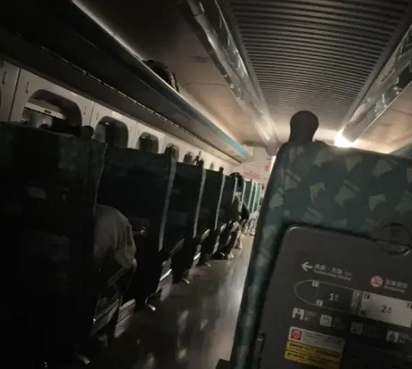▲許多乘客在Threads上發文表示搭高鐵要回南部時，結果遇到列車停駛、車廂停電的狀況。（圖/Threads@lan.hm_)