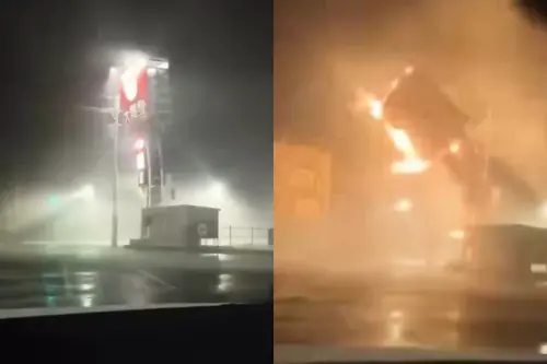 ▲台南佳里的大潤發高架招牌承受不住強風，當場被腰斬式折斷。（圖／翻攝自記者爆料網）