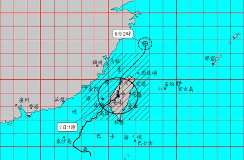 ▲根據最新資料顯示，丹娜絲颱風過去3小時強度略為減弱，目前中心位置在臺中南方，向東北轉北移動，其暴風圈正籠罩臺灣及澎湖，中南部地區及澎湖風雨持續中，北部地區風雨亦逐漸增大。（圖／中央氣象署）