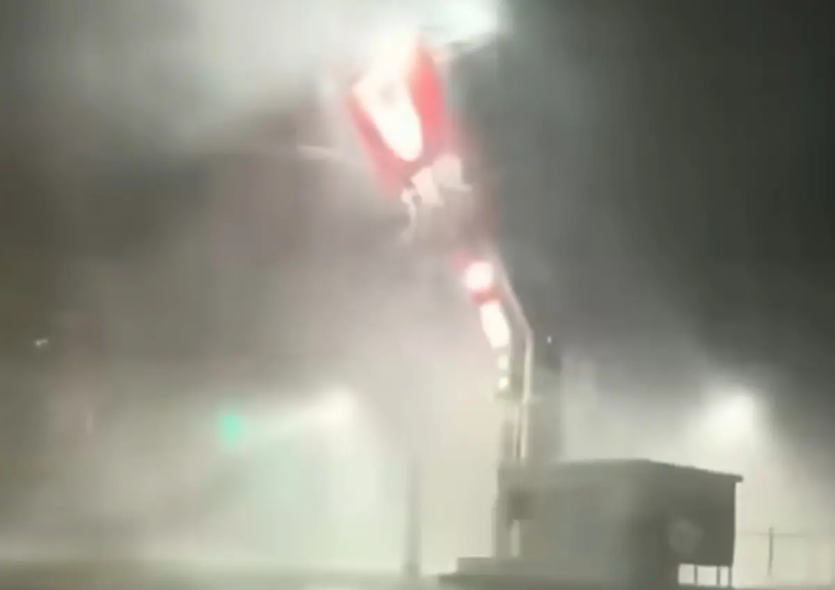 ▲丹娜絲颱風夜襲南台灣，台南當地甚至颳起12級強風，有民眾目睹大潤發招牌被折斷瞬間，甚至還有貨車差點被風給吹跑。（圖／翻攝自記者爆料網）