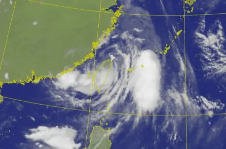 ▲中度颱風丹娜絲6日深夜23時40分從嘉義布袋登陸，5小時過後在今（7）日清晨5時快速轉為輕度颱風。（圖/中央氣象署）