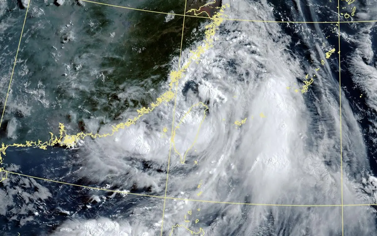 ▲丹娜絲颱風今日6時左右於桃園、新竹交界附近出海，中央氣象署預計下午本島就可望脫離暴風圈，下午有機會全面解除陸上警報。（圖／中央氣象署）