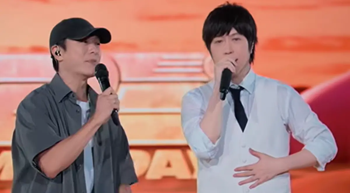 ▲五月天昨晚在颱風夜開唱，點歌環節時阿信（右）直接加碼把韋禮安（左）抓上台，加碼合唱〈志明與春嬌〉、〈如果可以〉、〈香水〉，嗨爆全場。（圖／五月天臉書）