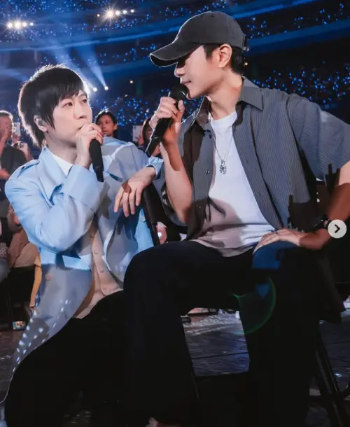 五月天颱風夜開唱加碼!把韋禮安抓上台 合唱〈志明與春嬌〉嗨爆(圖/五月天臉書) ▲五月天颱風夜開唱加碼!把韋禮安抓上台 合唱〈志明與春嬌〉嗨爆(圖/相信音樂IG)