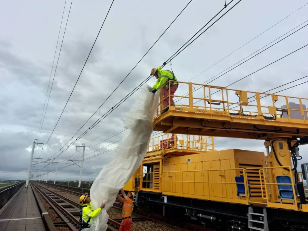 ▲高鐵表示，今日清晨執行軌道巡檢作業時，即於多處風災影響路段，發現塑膠袋等各式異物入侵。（圖／高鐵提供）