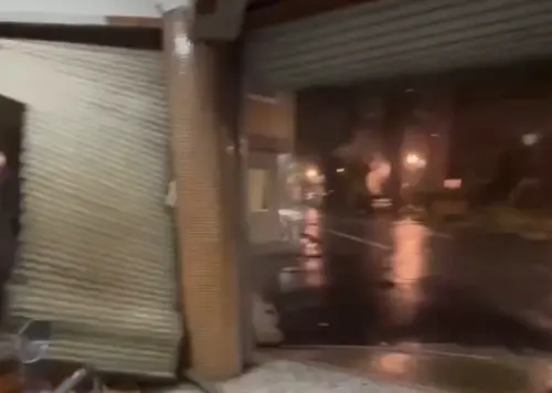 影／「30年最狂」 丹娜絲強拆台南鐵捲門！網友狂酸「颱風貼心」
