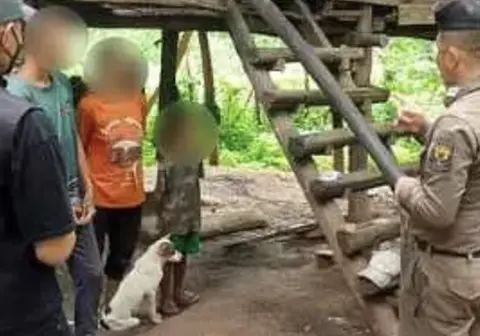 超悲傷！8歲男童和六隻狗一起養大　見人只會汪汪叫
