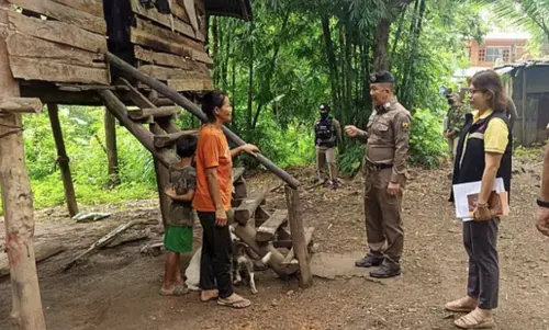 ▲慈善團體率隊前往住處，發現男童的生活環境十分惡劣。（圖／翻攝自X）