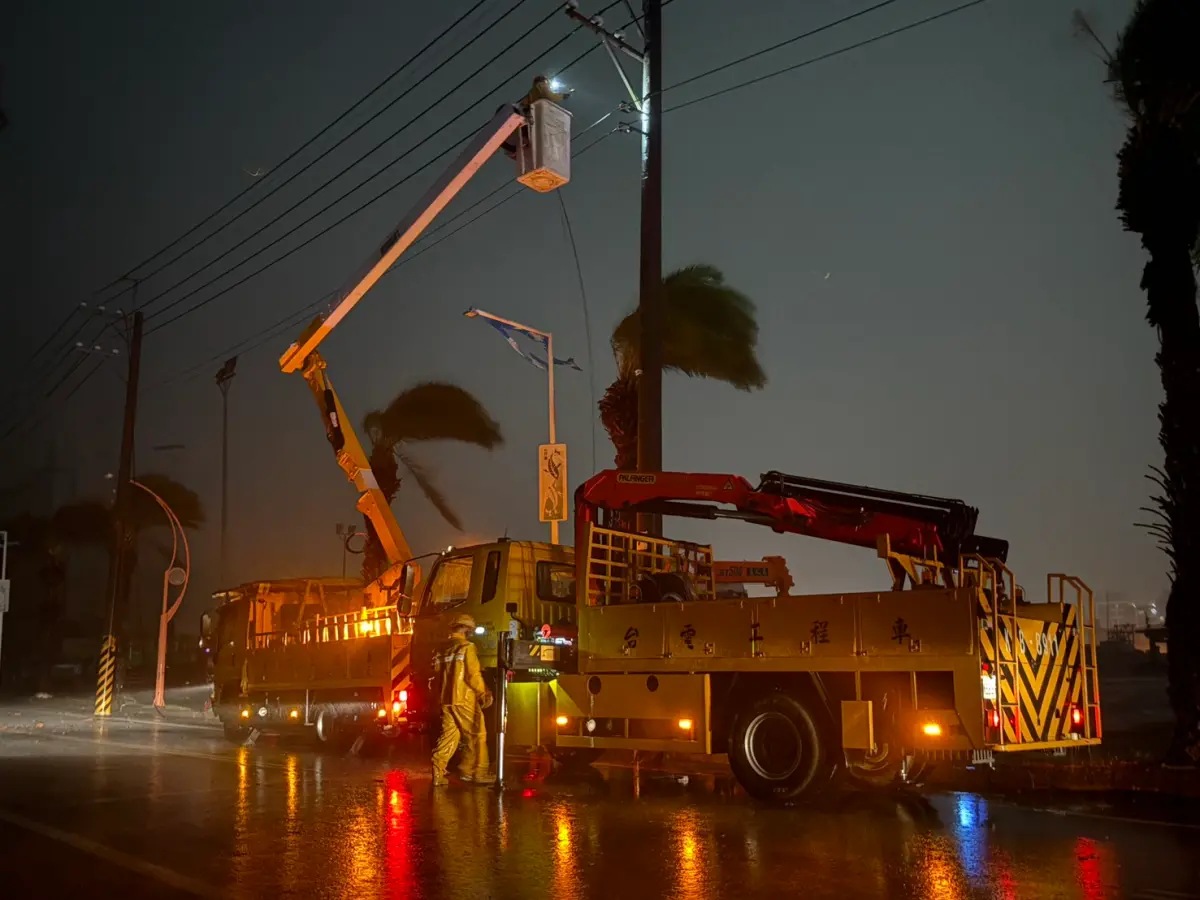 ▲經濟部與台電相繼發出致敬、哀悼文，經濟部表示，李元瀚是永遠的台電英雄，無披風的超人；台電表示，同仁上午陪伴他及家屬從醫院出發，沿途由嘉義區處工程車、吊臂車、昇空車列隊送行。圖為台電深夜進行搶修。（圖／台電提供）