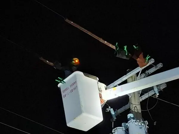 ▲丹娜絲颱風深夜狂襲！彰化一度1,825戶停電，台電冒風雨搶修。（圖／台電彰化區處）