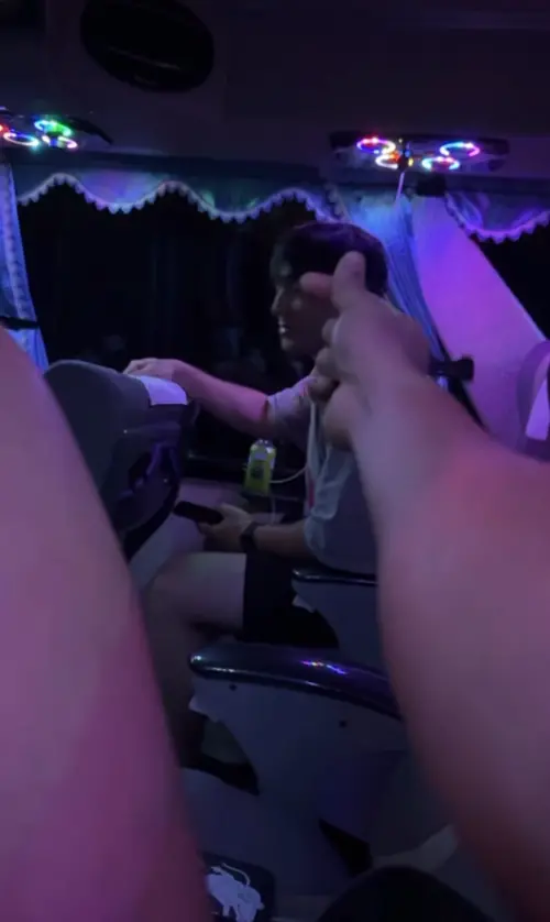 ▲影片中林安可在獅巴搖晃劇烈下顯得有些緊張，此時李丞齡喊他：「寶貝！」並霸氣說道：「我保護你。」（圖／翻攝自李丞齡Threads）