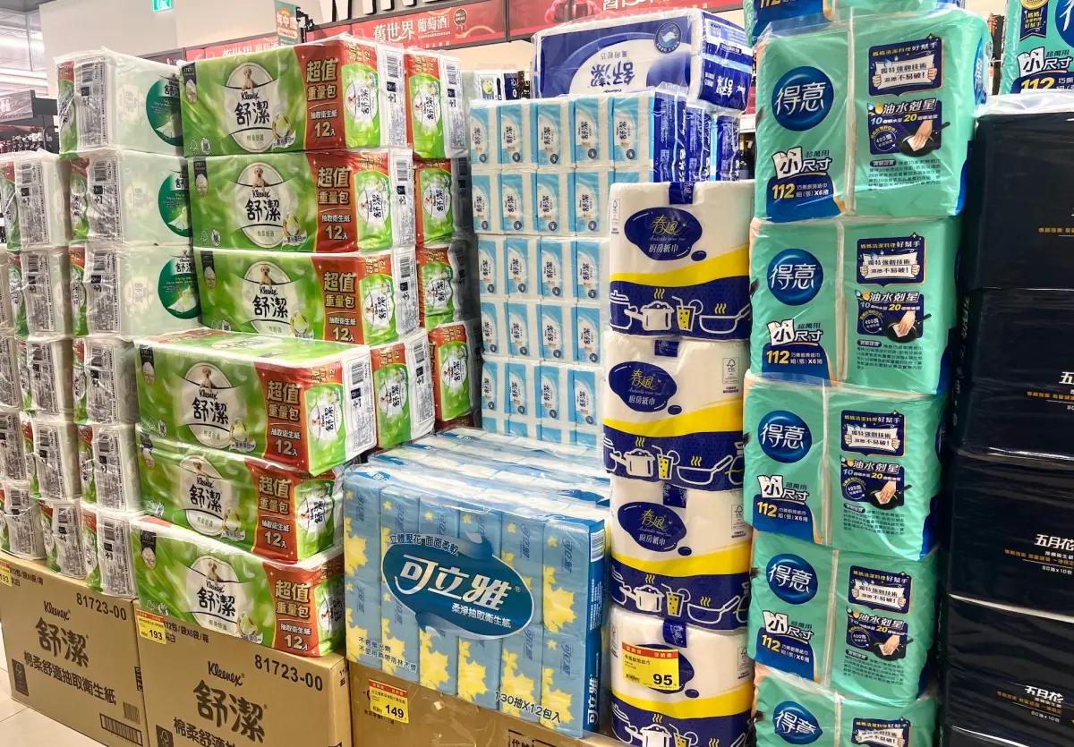 ▲全聯「全電商」今（7）日起連續三天，限時限量開搶「整箱衛生紙77元」，最多一組有100包衛生紙只要77元。（圖／記者鍾怡婷攝）