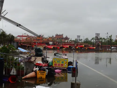 ▲南鯤鯓代天府牌樓倒塌。（圖／網友甘修全授權提供）