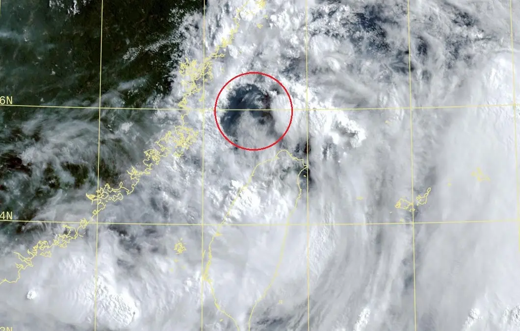 ▲丹娜絲颱風在台灣西北方，強度持續減弱，不過台灣北部海面卻有個環流重組中。（圖／鄭明典臉書）