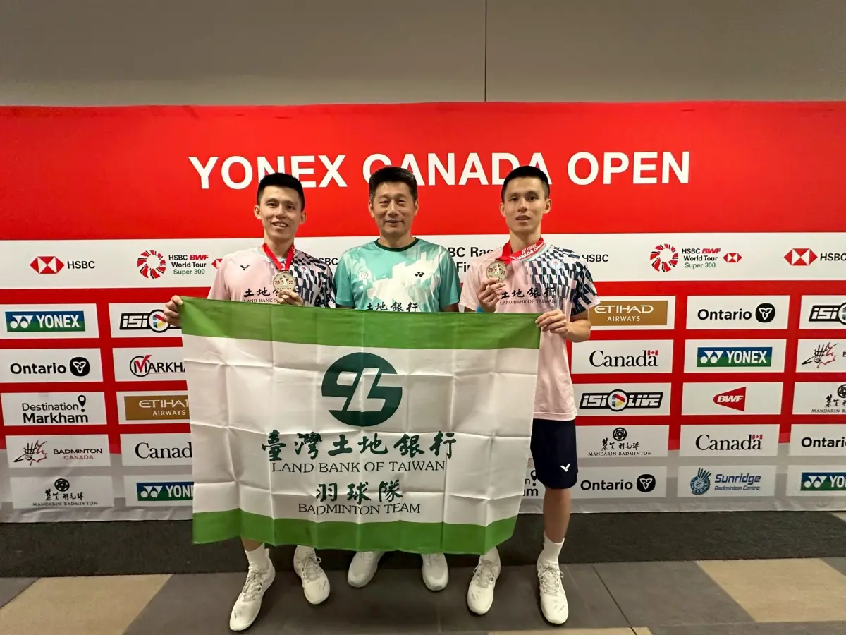 ▲「李家雙胞胎」李芳任、李芳至在決賽中以2：1逆轉戰勝張課琦、柏禮維，成功摘下兩人生涯首座超級300冠軍獎盃。（圖／取自土地銀行羽球隊臉書）