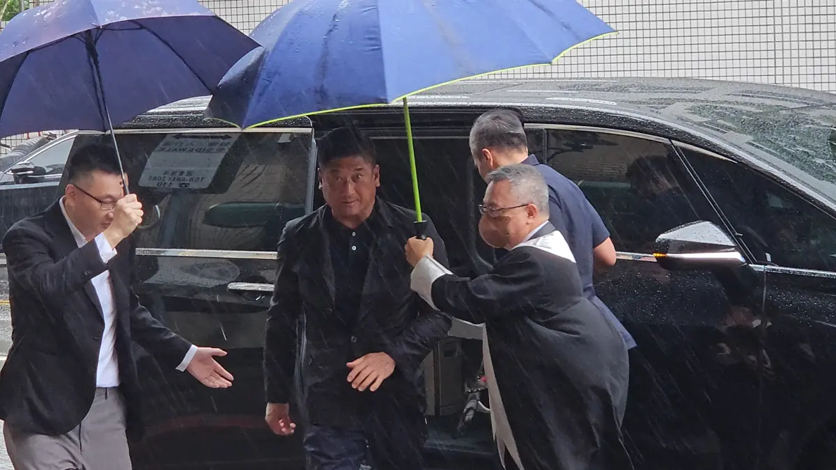 ▲前中信金控董事辜仲諒前往高等法院出庭。（圖／記者劉松霖攝）