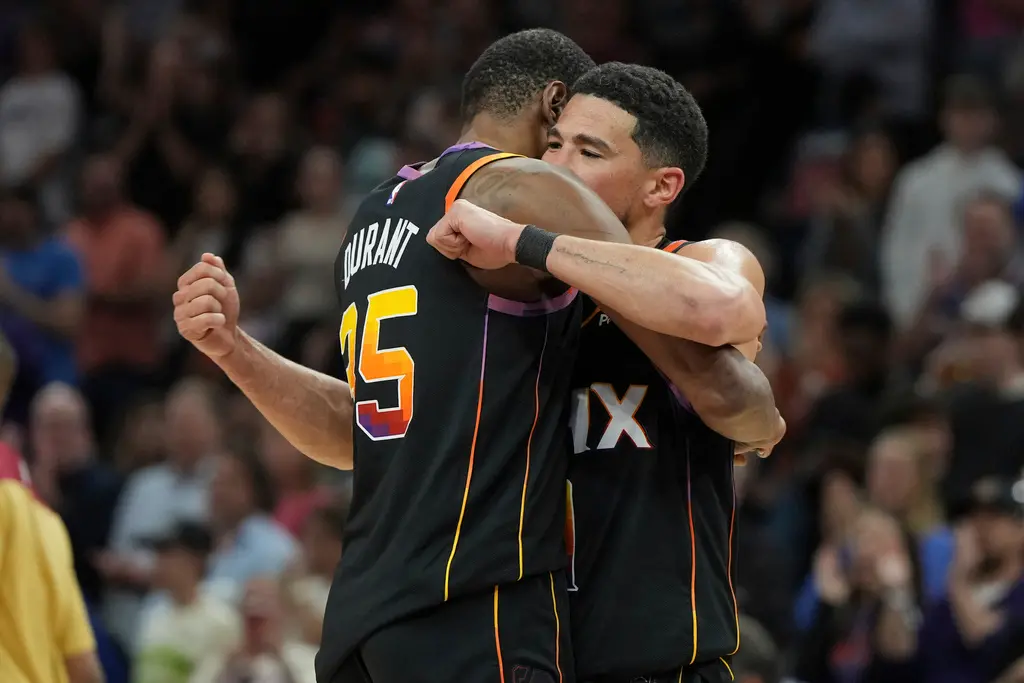 ▲隨著Kevin Durant被交易至休士頓火箭，鳳凰城太陽的這段「雙核心」的輝煌時代也正式畫下句點。太陽核心Devin Booker在Durant離隊後，透過Instagram限時動態發布了一段感人的致敬影片。（圖／美聯社／達志影像）