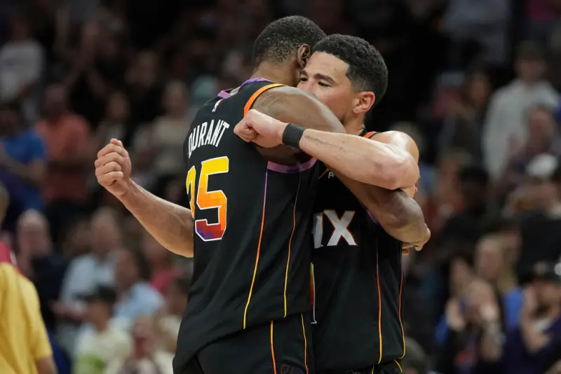 ▲隨著Kevin Durant被交易至休士頓火箭，鳳凰城太陽的這段「雙核心」的輝煌時代也正式畫下句點。太陽核心Devin Booker在Durant離隊後，透過Instagram限時動態發布了一段感人的致敬影片。（圖／美聯社／達志影像）