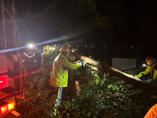 丹娜絲颱風深夜強襲高雄!台電人員徹夜搶修 拚今晚2.7萬戶復電