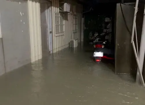 ▲旗津中區污水處理廠昨(6)日深夜驚傳進水抽水管突發爆裂，造成附近約50戶住家淹水。（圖／高市議員簡煥宗提供）