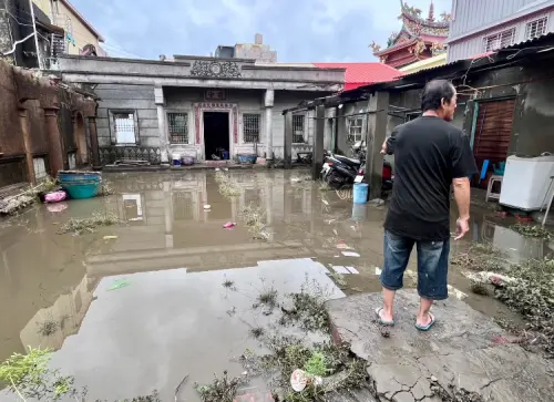 ▲旗津中區污水處理廠昨(6)日深夜驚傳進水抽水管突發爆裂，造成附近約50戶住家淹水，居民一早即忙著清理家園。（圖／高市議員簡煥宗提供）