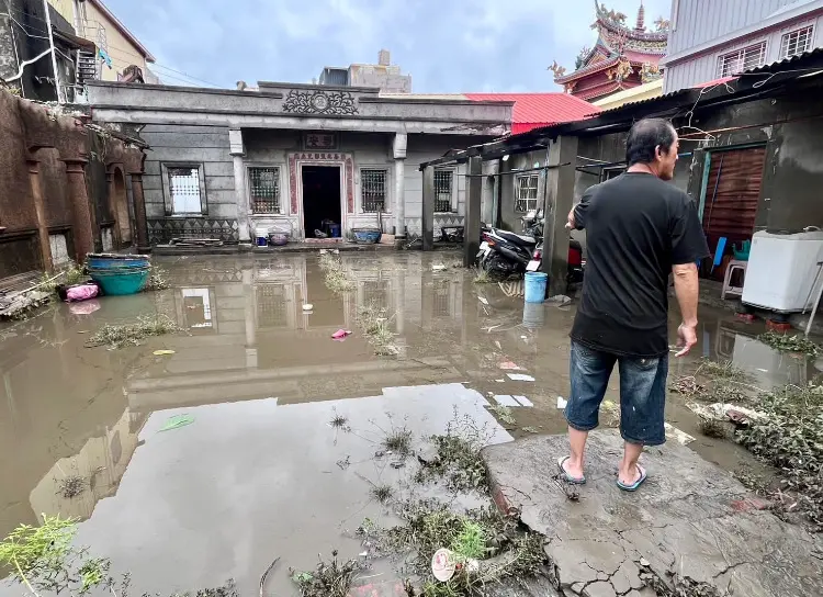 ▲民眾清掃颱風過後帶來的積水時，要留意可能因此有傳染病風險。（示意圖／高市議員簡煥宗提供）