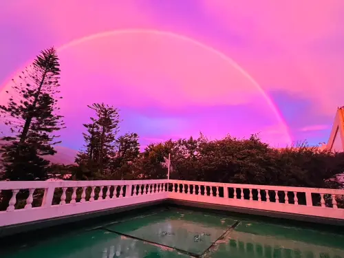 ▲在清境國民賓館二樓觀景台留守的工作人員，幸運拍下兩道色彩鮮明的雙彩虹橫跨天空。（圖／清境農場提供，2025.07.07）