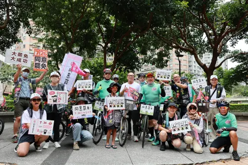 原定於新北市進行的罷團宣講行動,則由「妃妃鐵馬隊」成員接續完成,與新北五個罷團合作,分頭進行各區「騎宣」活動。(圖/劉祐龍攝影) ▲原定於新北市進行的罷團宣講行動,則由「妃妃鐵馬隊」成員接續完成,與新北五個罷團合作,分頭進行各區「騎宣」活動。(圖/劉祐龍攝影)